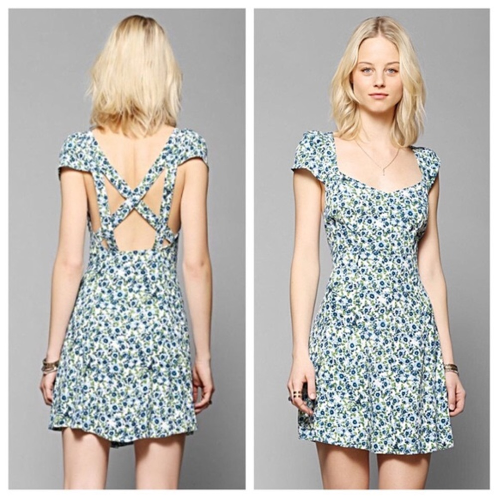 UO Kimchi blue cross back blue floral sun dress